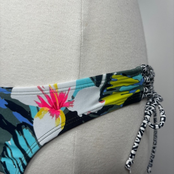 Topical Adjustable Bikini Thong Set - Picture 5 of 6